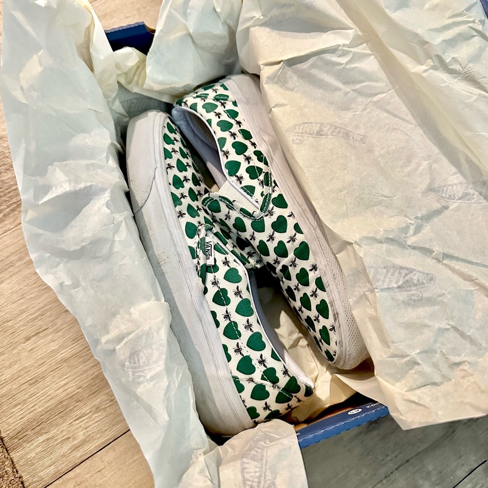 Vans x J Crew Honey Pie (deep green) heart & bees Slip Ons Women’s 7.5 Men 6